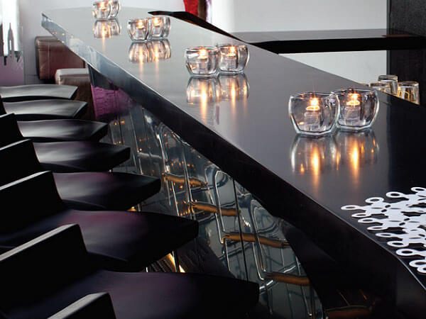 Không gian sự mờ ảo với tính thẩm mỹ cao được tạo nên bởi đá ốp quầy bar đá nhân tạo màu đen huyền bí.