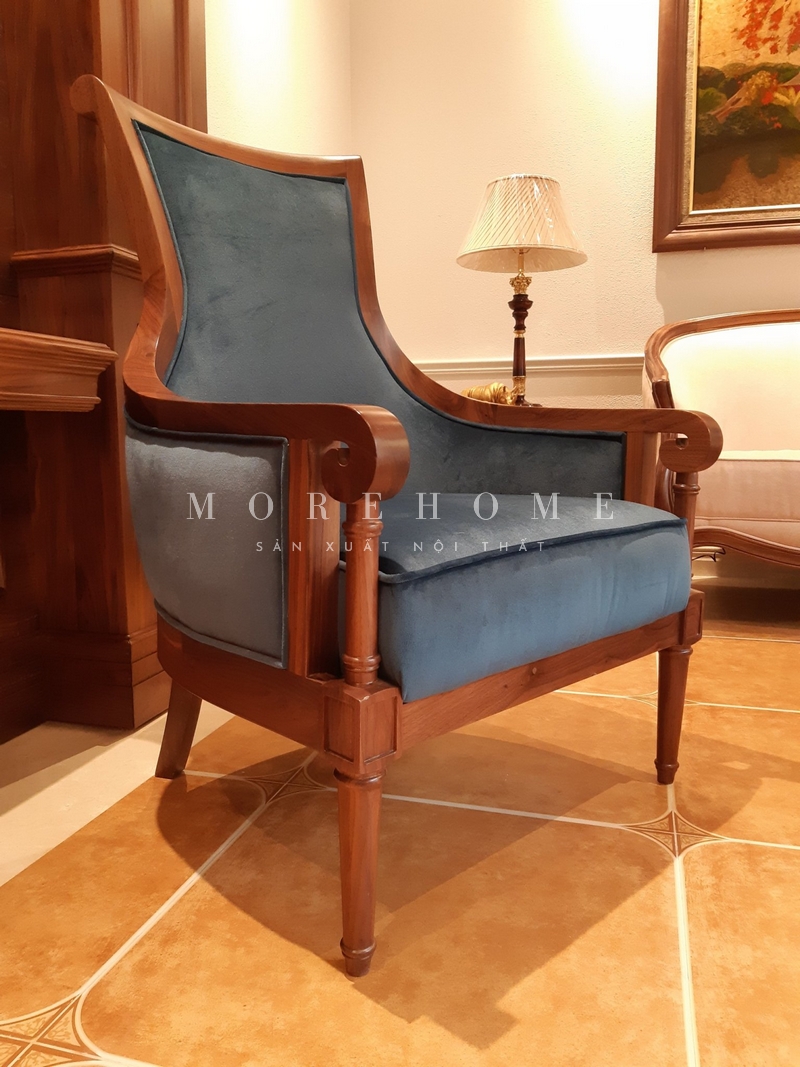 Thi công sofa đơn khung gỗ óc chó bọc nỉ màu xanh coban tân cổ điển đường nét mềm mại, nét chạm khắ tỉ mỉ tinh xảo từ thờ lành nghề tại nội thất Morehome